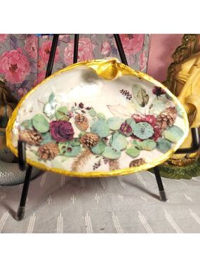 DECOUPAGE CLAM SHELL DECOUPAGE PINECONE AND  ROSES